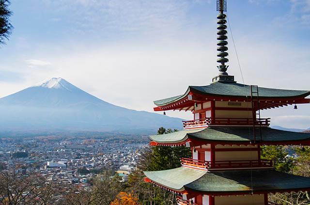 新倉山浅間公園の忠霊塔と富士山